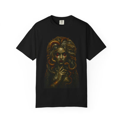 Black graphic t-shirt featuring a detailed illustration of Medusa with glowing red eyes, serpentine hair, and reptilian skin. Gothic horror design in red, green, and brown tones, perfect for mythology lovers and dark fantasy fashion.